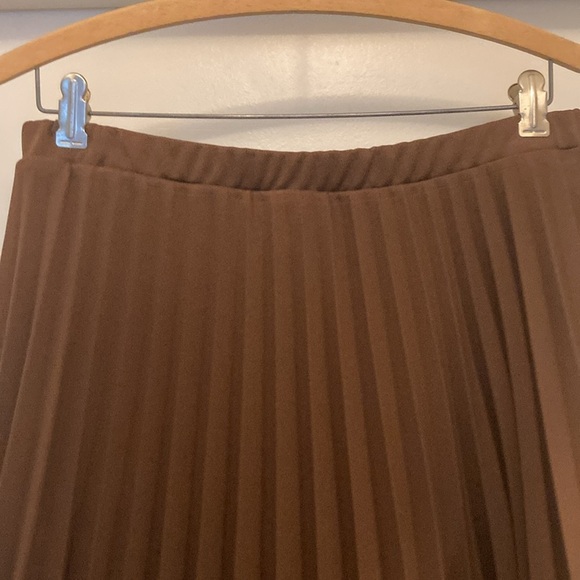 Brown polyester pleated skirt - Picture 4 of 5